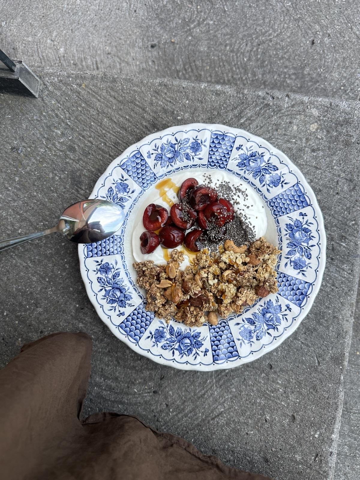 Joghurt-Bowl mit Kirschen, Granola und Chiasamen