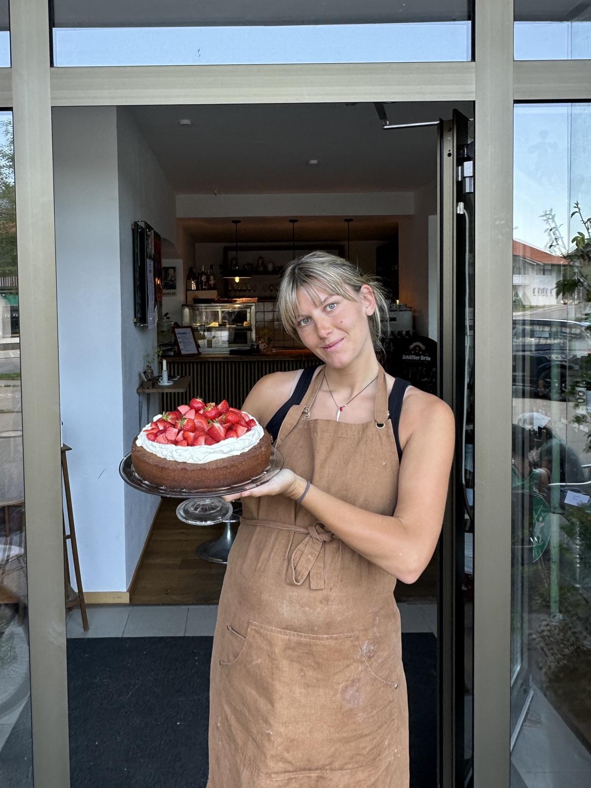 Café Sport Team am Eingang mit selbstgebackener Erdbeertorte